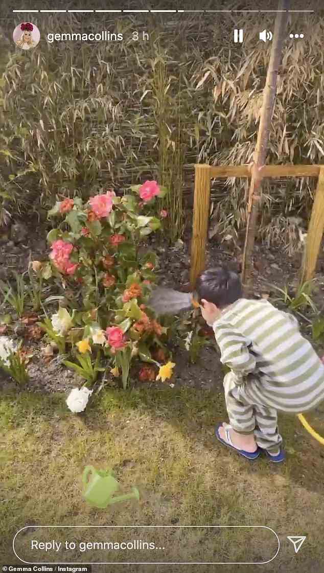 Draußen: Die Familie schien einen entspannteren Ostermontag zu haben, als Gemma ein Video zu ihrer Instagram-Geschichte von Tristan teilte, der Pflanzen in seinem Schlafanzug gießt, während er ihren weitläufigen Garten umrundet