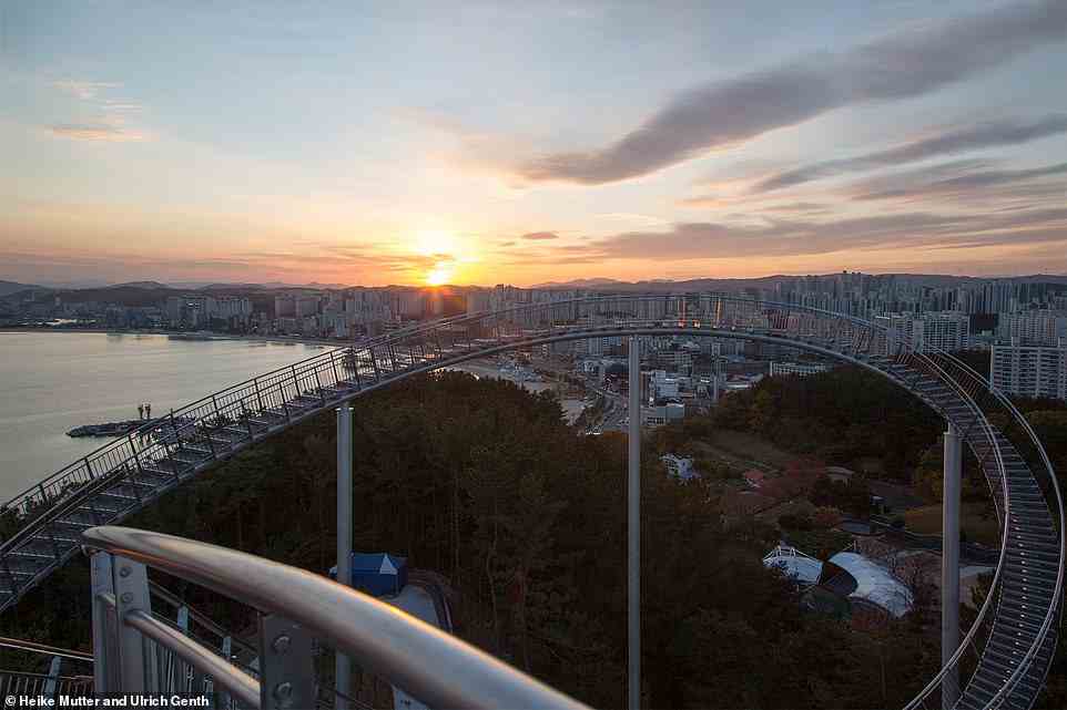 Beim Aufstieg werden die Besucher mit einem „großartigen“ Blick auf das Stadtbild von Pohang und die nahe gelegene Yeongil-Bucht belohnt