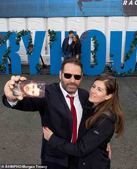 Selfie-Möglichkeiten: Viele Teilnehmer in eleganten Anzügen hielten ihre Tage in den sozialen Medien fest