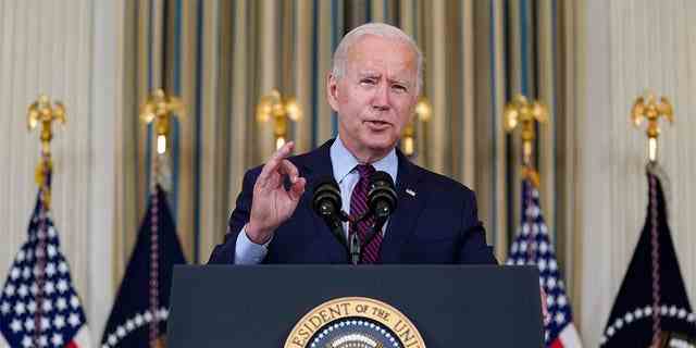 Präsident Joe Biden hält während einer Veranstaltung im State Dining Room des Weißen Hauses am Montag, den 4. Oktober in Washington Bemerkungen zur Schuldenobergrenze. 