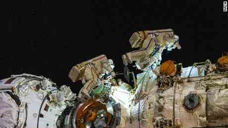 Russische Kosmonauten sollen den neuen Roboterarm der Raumstation aktivieren