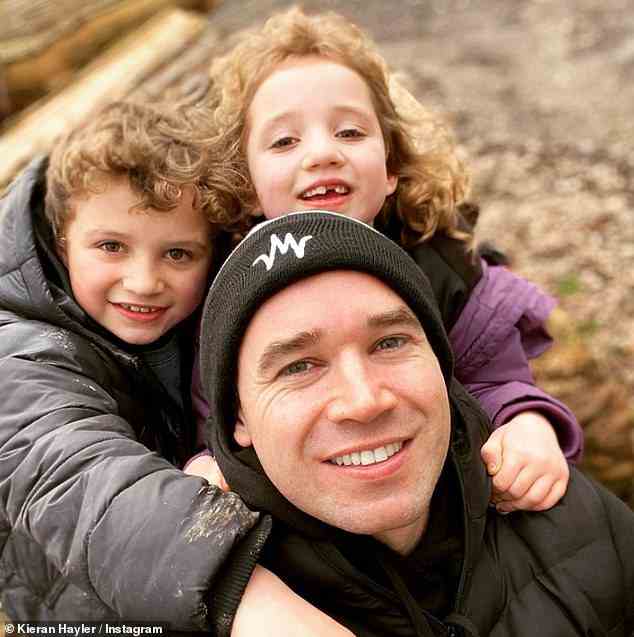 Glückliche Familien: Michelle ist Katies zwei Kindern nahe gekommen, die sie mit Kieran, Sohn Jett, acht, und Tochter Bunny, sieben, teilt (Kieran im Bild mit seinen beiden Kindern im Februar 2021).