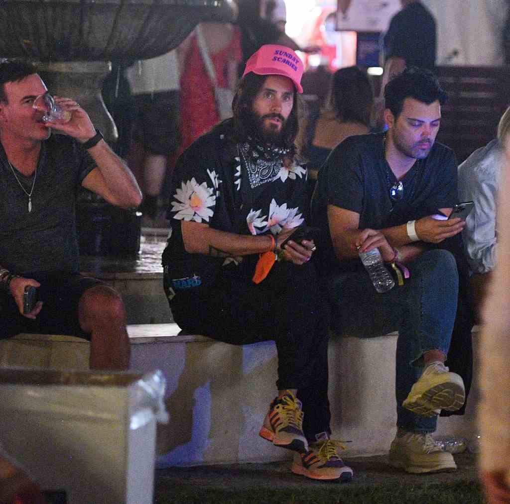 Jared Leto sieht am letzten Tag des ersten Wochenendes von Coachella erschöpft aus