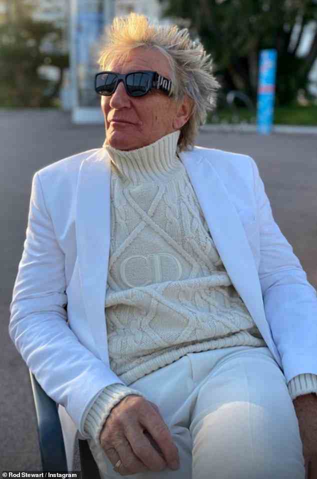 Elegant: Der Maggie-May-Hitmacher, 77, machte in einer weißen Hose und einem cremefarbenen Strickpullover mit Rollkragen eine gute Figur, als er am Montag einen Abend am Annex Beach in Cannes genoss