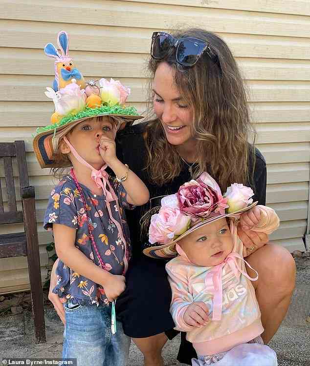 So hübsch!  In einer Reihe von Bildern, die diese Woche auf Instagram geteilt wurden, zeigte Laura die Hüte der Osterparade, die sie für ihre Töchter Marlie-Mae und Lola gemacht hatte.  Alle abgebildet