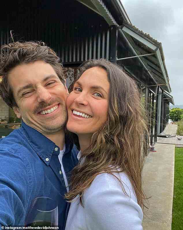 Liebesgeschichte: Der Verlobte Matty 'J' Johnson (links) und Laura verliebten sich in der Staffel 2017 von The Bachelor.  Sie verlobten sich im April 2018 während eines Urlaubs auf Fidschi