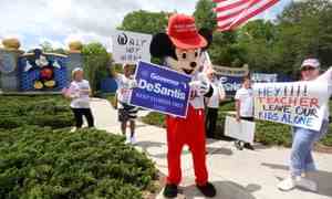 Anhänger des Gouverneurs von Florida, Ron DeSantis, demonstrieren in Walt Disney World.