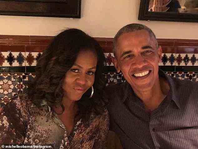 Michelle sprach mit Ellen auch über ihre 30-jährige Ehe mit dem ehemaligen Präsidenten Barack und sagte mit einem Lächeln: „Ich kenne ihn schon lange, diesen Typen.  Er war da, hing rum'