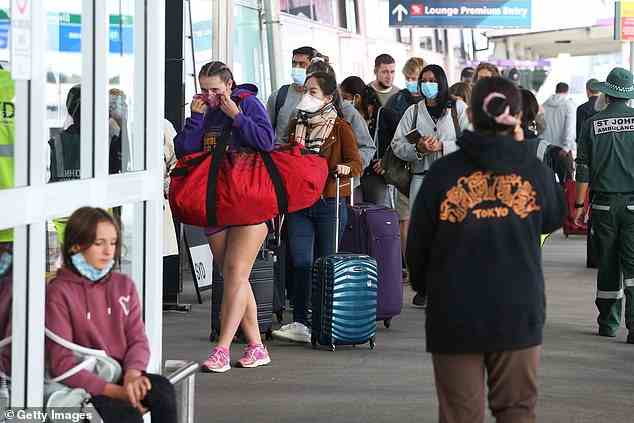 Die Isolationsregeln führten auch zu einem massiven Personalmangel an Flughäfen und lösten das jüngste Chaos aus (abgebildete Passagiere am Flughafen Sydney).