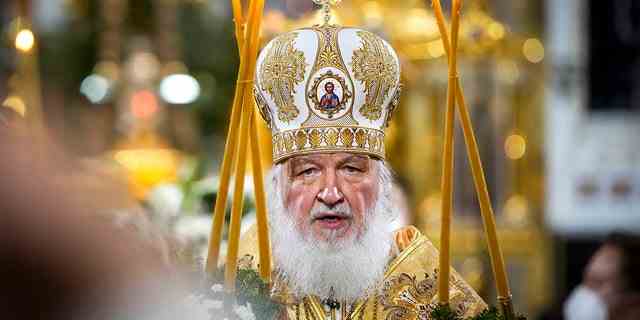 Der russisch-orthodoxe Patriarch Kirill hält am Donnerstag, den 6. Januar 2022, die Weihnachtsliturgie in der Christ-Erlöser-Kathedrale in Moskau, Russland.