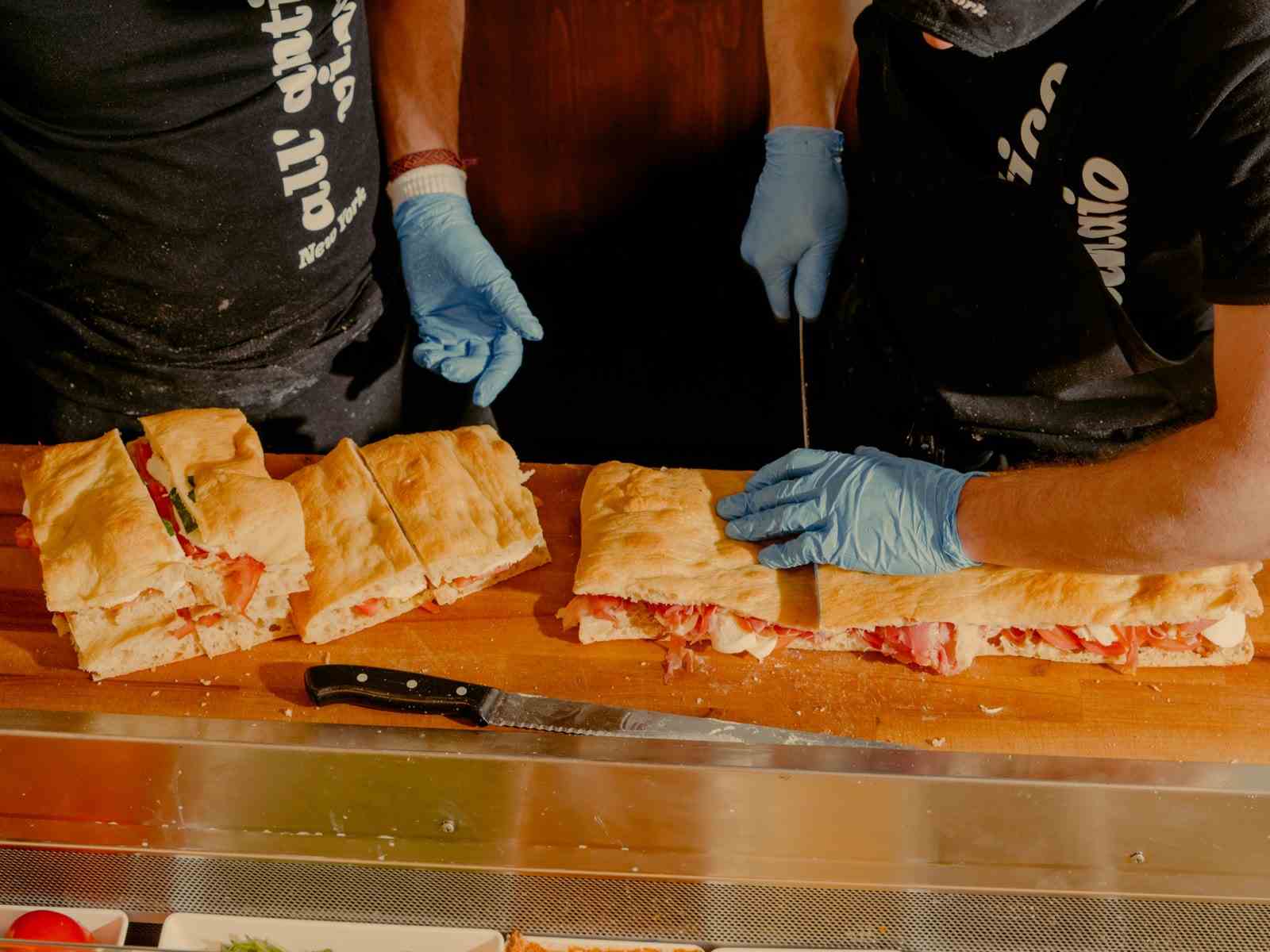 Sandwiches werden im All'antico Vinaio zubereitet.