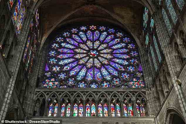 Oben sind die Buntglasfenster in der St.-Denis-Basilika zu sehen, der 850 Jahre alten Vorstadtkirche, in der alle französischen Monarchen begraben sind