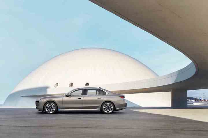 Profilansicht des BMW i7 2023.