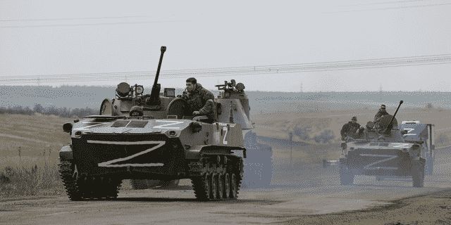 Russische Militärfahrzeuge bewegen sich am Montag auf einer Autobahn in einem Gebiet, das von russisch unterstützten Separatisten in der Nähe von Mariupol in der Ukraine kontrolliert wird.