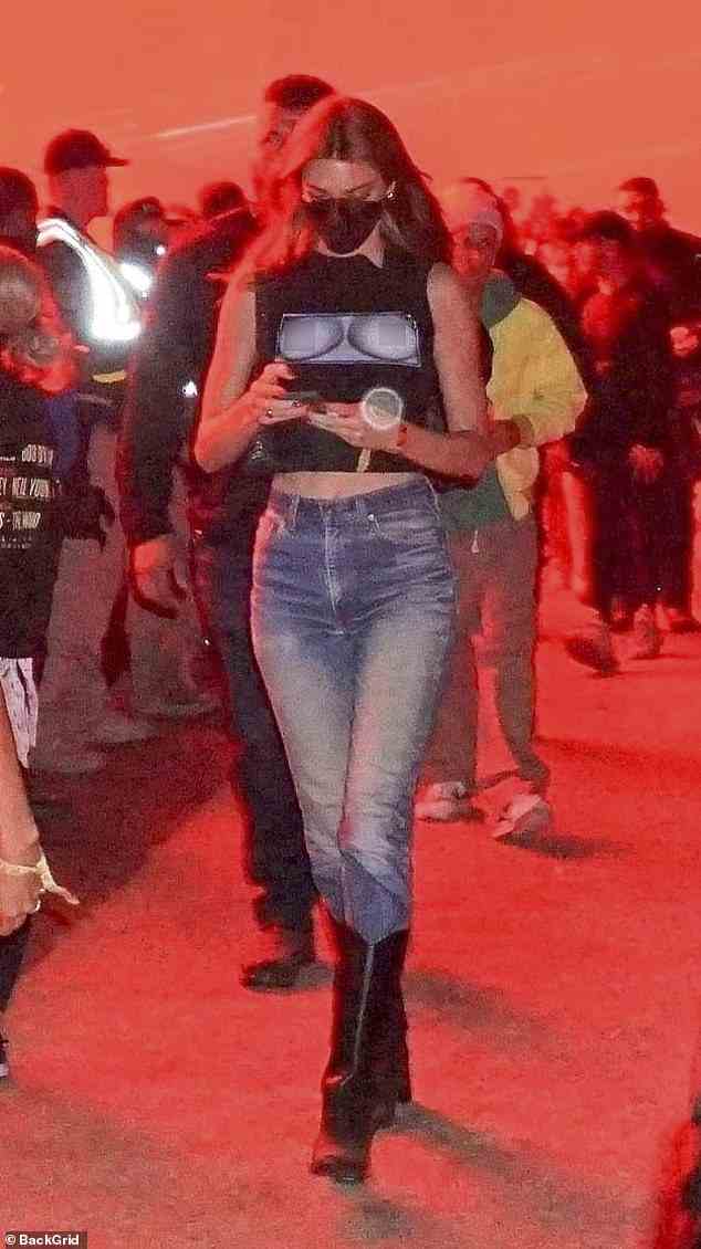 Dezenter Festival-Chic.  Kendall Jenner besucht Coachella und trägt hoch taillierte Rag & Bone-Jeans mit geradem Bein