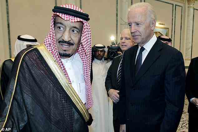 Präsident Joe Biden hat seine Gespräche auf den älteren König Salman beschränkt – Biden ist oben mit Salman im Jahr 2011 zu sehen, als Biden Vizepräsident und Salman ein Prinz war