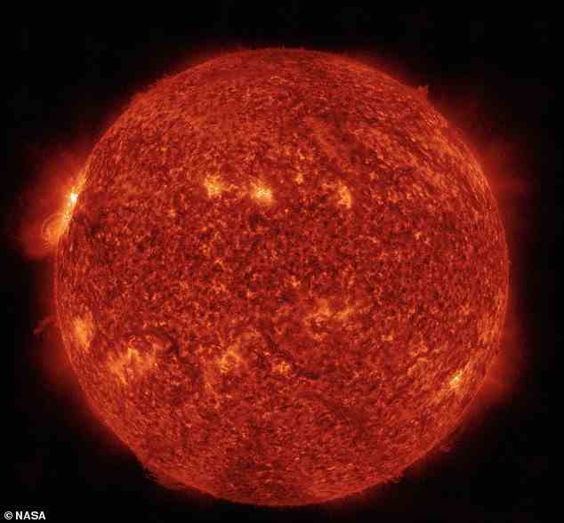 Sonnenflecken sind dunkle Regionen der Sonne, in denen es kühler ist als andere Teile der Oberfläche.  Sonneneruptionen entstehen in der Nähe dieser dunklen Bereiche des Sterns