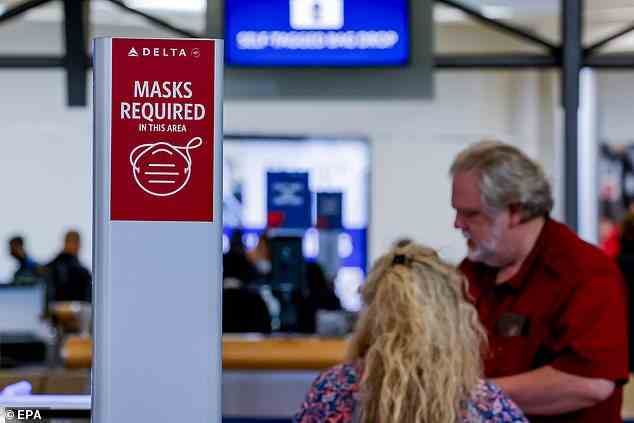 Unmaskierte Passagiere checken am Dienstag für einen Flug mit Delta Air Lines in Florida ein