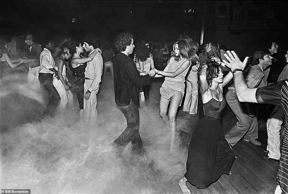 Paare betraten 1979 im Xenon die Tanzfläche. Einige Frauen haben sogar ihre Schuhe ausgezogen und sich in die Bewegungen gestürzt