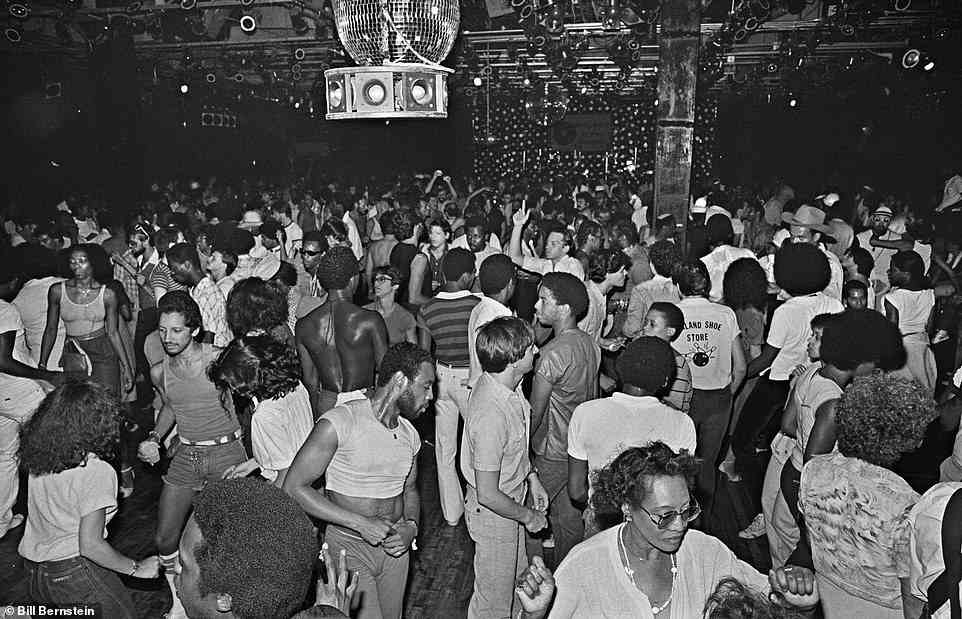 Bill Bernstein beschreibt dieses Bild, das in einer Sommernacht im Jahr 1979 gegen 3 Uhr morgens in der Paradise Garage aufgenommen wurde.  Er sagt: „Der Ort war geschäftig und heiß.  Larry kurbelte Sounds aus der DJ-Kabine und der Ort war beleuchtet!  Von der Tanzfläche kam eine schweißtreibende, hochenergetische Vibration.