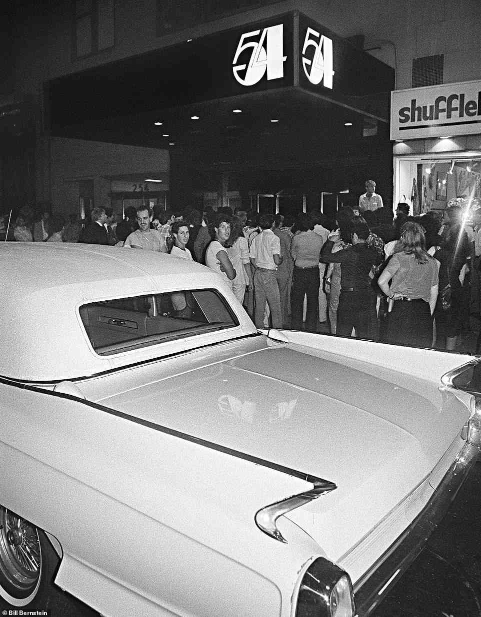 Dieser Cadillac, der 1979 vor Studio 54 aufgenommen wurde, setzt höchstwahrscheinlich Nachtschwärmer ab, um sich der riesigen Schlange anzuschließen, um in den Club zu gelangen