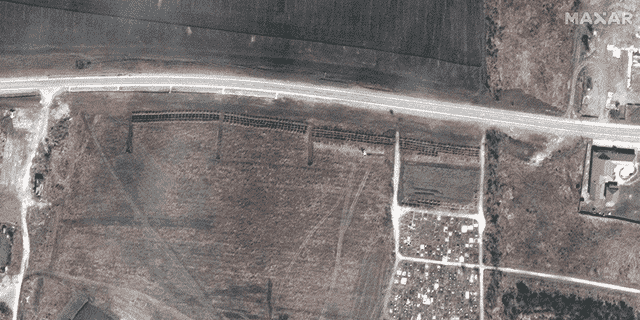 Bis zum 3. April sind auf dem Gelände in Manhush, Ukraine, Grabsäulen zu sehen.  (Satellitenbild ©2022 Maxar Technologies)