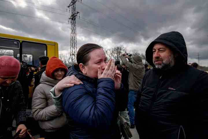Menschen, die vor Kämpfen in der südlichen Stadt Mariupol fliehen, treffen sich nach der Öffnung eines humanitären Korridors mit Verwandten und Freunden.