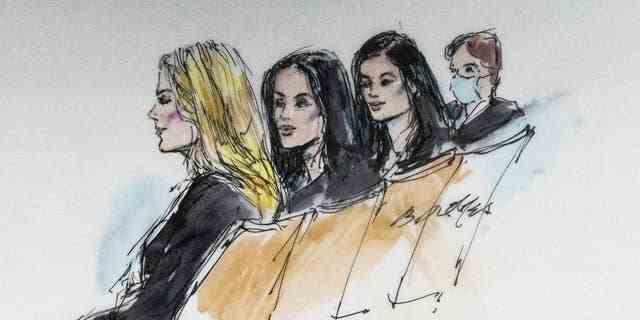 In dieser Gerichtszeichnung sitzen Khloe Kardashian, von links, Kim Kardashian, Kylie Jenner und Kris Jenner vor Gericht in Los Angeles, Dienstag, den 19. April 2022.
