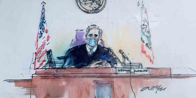 In dieser künstlerischen Skizze des Gerichtssaals sitzt der Richter des Obersten Gerichtshofs von Los Angeles, Gregory W. Alarcon, am Dienstag, den 19. April 2022, vor Gericht in Los Angeles. 