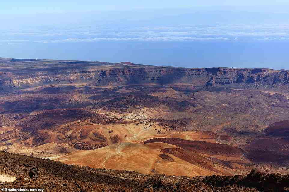 Oben ist der Blick auf den Krater des Nationalparks Teide.  „Vom Rand der Caldera schlängeln wir uns hinunter zum Kraterboden und zu dem riesigen Gebiet, das der Park ist“, schreibt Martin