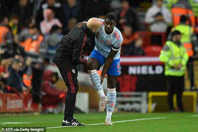 Pogba wird vom medizinischen Team von United untersucht, bevor er das Spielfeld in Anfield verlässt
