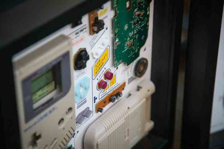 Komponenten des Game Boy in einem Bilderrahmen.