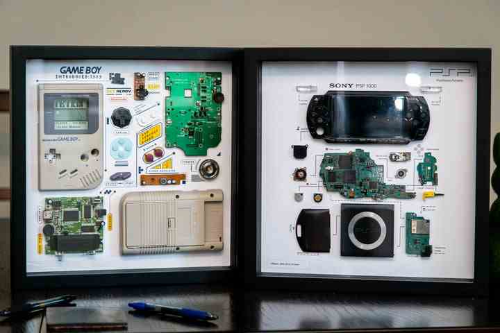 PSP und Game Boy Grid Studio-Frames auf einem Tisch.