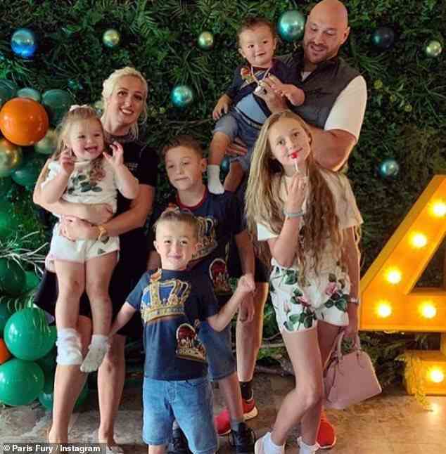 Familie: Tyson und Paris teilen sich Venezuela, 12, Prinz John James, neun, Prinz Tyson II, fünf, Valencia, vier, und Prinz Adonis Amaziah, zwei, mit ihrer kleinen Tochter Athena, 10 Monate