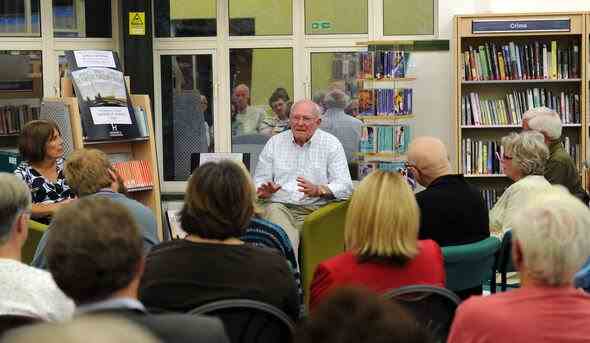 Gerald Seymour spricht über sein neues Buch in der Warfield Library