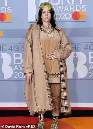 Billie Eilish war auch ein Fan von langen Nägeln und wird hier im Februar 2020 bei den 40. Brit Awards in London gezeigt