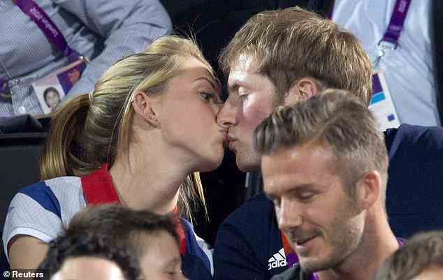 Die Romanze des Paares machte 2012 erstmals Schlagzeilen, als Fotos auftauchten, auf denen sie sich bei einem olympischen Volleyballspiel hinter David Beckham küssten