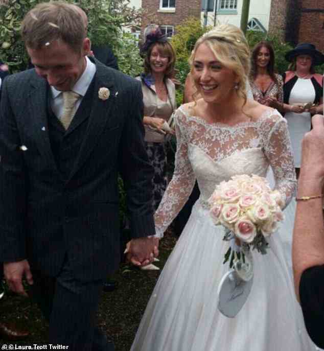 Jason und Laura heirateten im September 2016 im Hilltop Country House aus dem 17. Jahrhundert in Cheshire, umgeben von Freunden und Familie