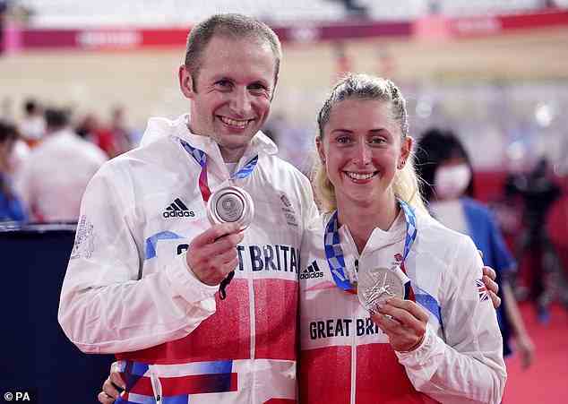 Die Briten Laura Kenny und Jason Kenny mit ihren Silbermedaillen nach ihrer Teilnahme an den Olympischen Spielen in Tokio Anfang dieser Woche