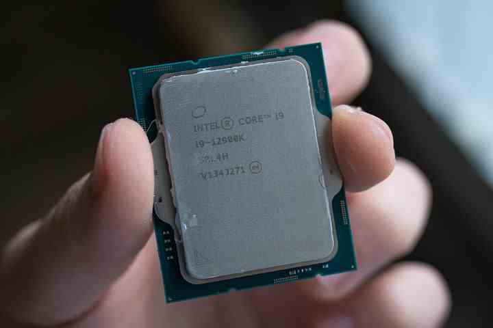 Intel Core i9-12900K zwischen den Fingern.