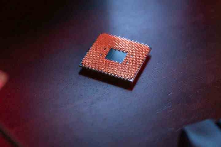 AMD Ryzen 7 5800X3D Pins zeigen nach oben auf einem Tisch.