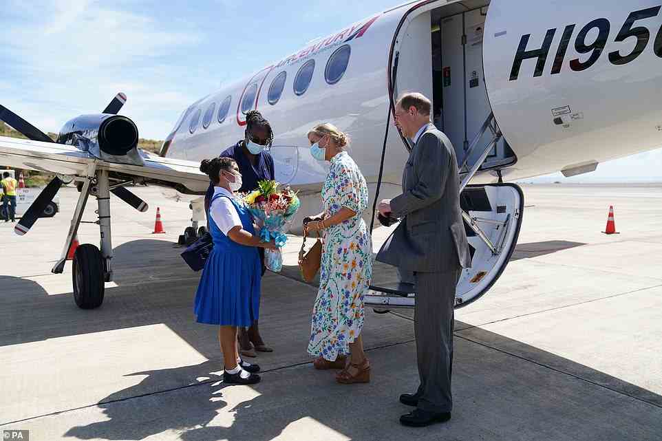 Der Empfang für das Königspaar war überwältigend freundlich, und bei der Ankunft mit dem Flugzeug wurde ihnen von der Grundschülerin Ashley Church (oben) ein Blumenstrauß überreicht