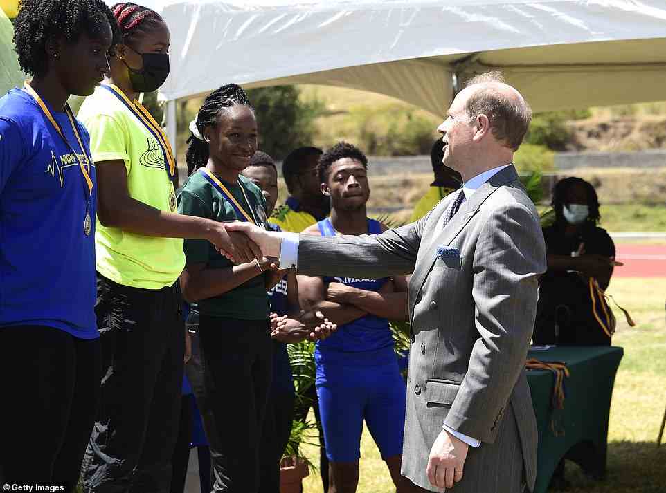 Prinz Edward überreicht einem der Gewinner von 100-Meter-Läufen und einem 70-Meter-Sprint zu Ehren des Platinum Jubilee eine Medaille