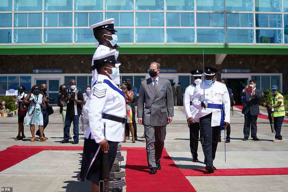 Prinz Edward während der feierlichen Begrüßung am Argyle International Airport in St. Vincent und die Grenadinen