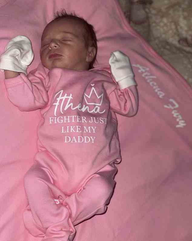 Tough: Letzten August wurde ihr neuestes Baby Athena mit neonataler supraventrikulärer Tachykardie (SVT) oder einer ungewöhnlich schnellen Herzfrequenz von etwa 300 BPM geboren und wäre fast als Neugeborenes gestorben