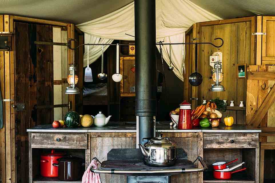Das Feather Down-Erlebnis bietet „viel Luxus, um widerwillige Camper anzulocken“, einschließlich einer Küche mit fließendem Wasser
