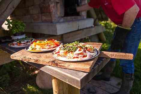 Glampers können Pizzen zum selber backen im Pizzaofen bestellen