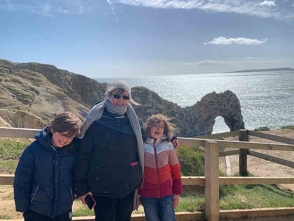 Freilandhaltung: Die Familie besuchte die nahe gelegene Lulworth Cove und den dramatischen Kalksteinbogen von Durdle Door.  Oben abgebildet ist Oma Margaret mit Eves Kindern