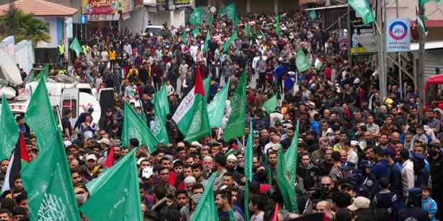 Hamas-Anhänger schwenken am Freitag, den 22. 