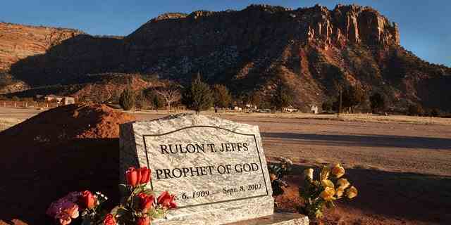 Rulon Jeffs starb 2002 im Alter von 92 Jahren. Er hinterließ schätzungsweise 75 Witwen und 65 Kinder.
